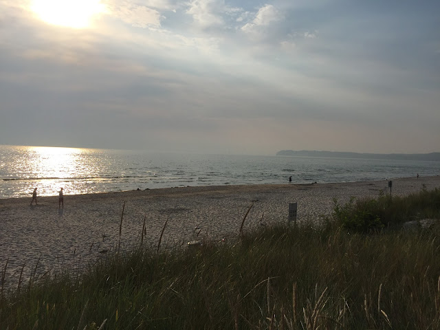 Der (fast) leere Strand zu Dienstbeginn an Turm 1