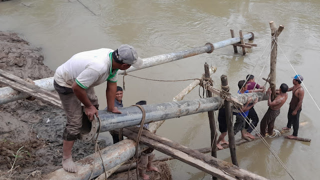 Rusak Akibat Banjir, Warga Perbaiki Secara Swadaya Pipa Pompanisasi Air ke Sawah Cot Dah