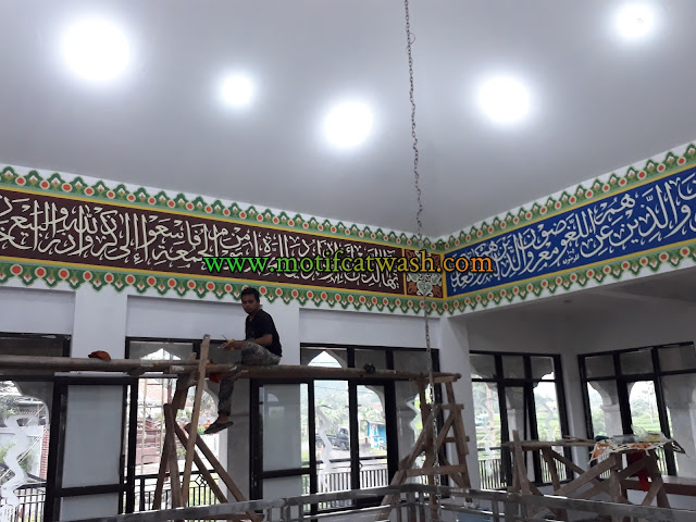 jasa pembuatan kaligrafi masjid di bojonegoro jasa tukang kaligrafi masjid bojonegoro mengerjakan kaligrafi mihrab kaligrafi kubah kaligrafi acrylic