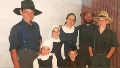 Ela foi criada na comunidade Amish em Ohio e se tornou uma modelo de armas israelense