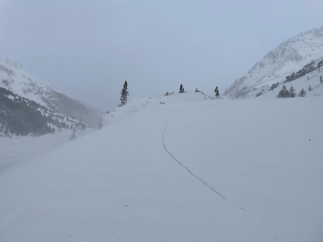 Crepe nel manto nevoso e trasporto eolico della neve vicino al Passo Stalle. (Foto: Felix Tschurtschenthaler, 10.01.2023)