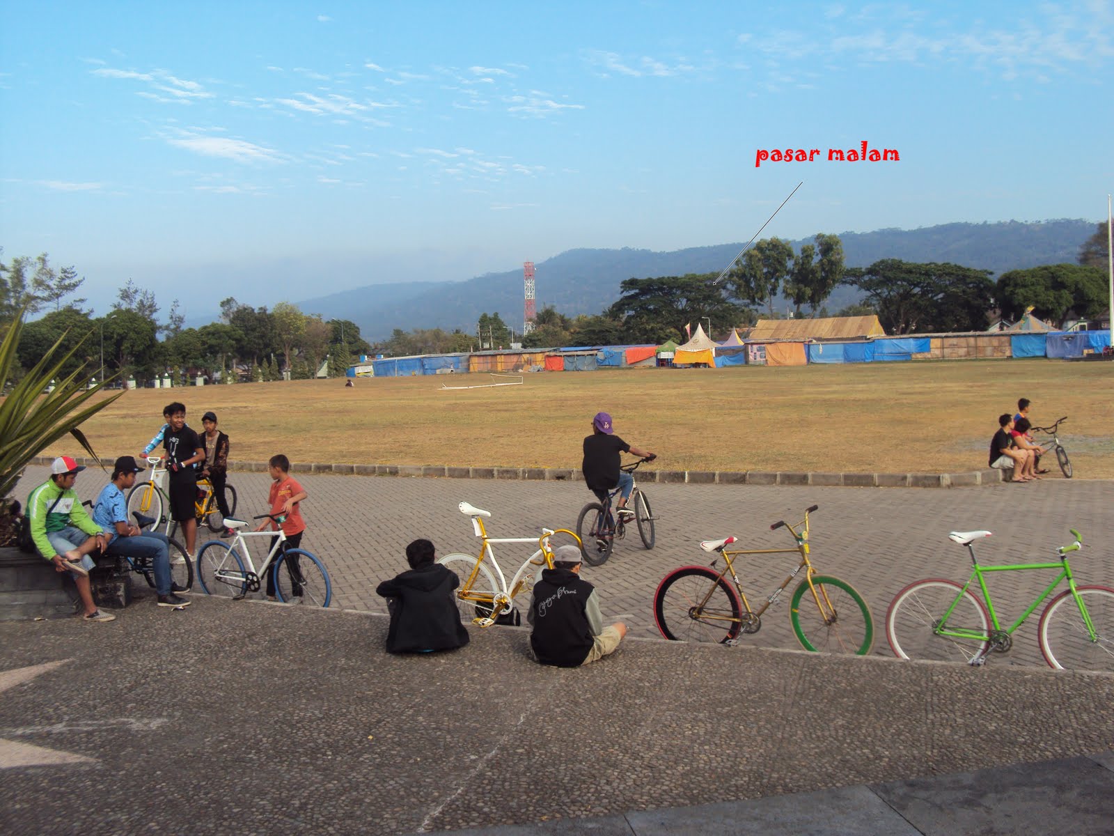 Lapangan Jendral Sudirman di Minggu Pagi - Meykke Santoso 