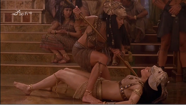 Rachel Weisz and Patricia Velasquez in The Mummy Returns (2001)
