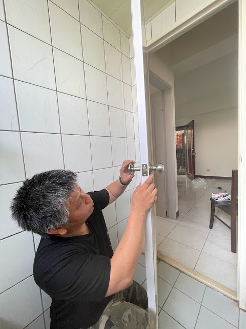 歡迎來到佳飾鎂窗簾─您在新竹台灣的室內設計和裝潢首選。我們致力於為您打造美麗且功能性兼具的家居空間。不論是精心挑選的壁紙、耐用的塑膠地板，或是獨具特色的窗簾和實木百葉，我們的專業團隊將竭誠提供最優質的設計和裝潢服務。您的願景是我們創作的靈感，無論您喜歡現代風格或是傳統氛圍，我們都能量身訂製，讓家居成為展現個性的藝術品。我們熱愛復古老屋的翻修，同時帶入現代風貌。立足於細節，從木工到油漆，每個細節都得到精心打磨。親臨我們的店面或聯繫我們，開啟創造夢想家居的旅程吧！