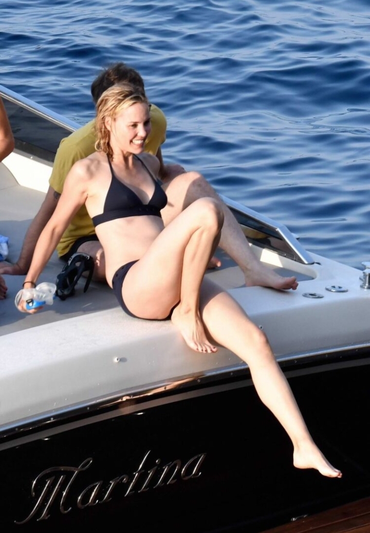 leslie bibb bikini looks