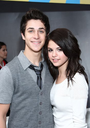  este finde los fot grafos americanos han pillado a David Henrie y Selena 