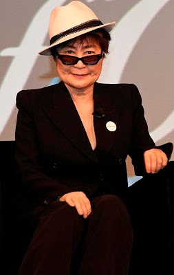 Yoko Ono sentada