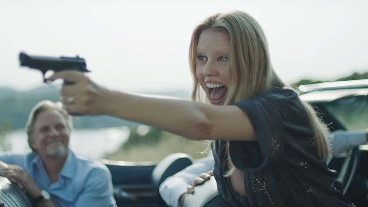 A atriz Mia Goth como Gabi no filme 'Infinity Pool', de Brandon Cronenberg