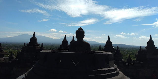 WISATA BUDAYA CANDI BOROBUDUR: DI BALIK PESONA DAN EKSOTISME