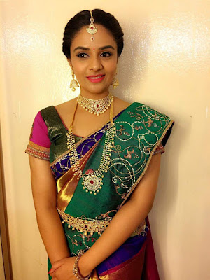 Television actress sreemukhi in saree latest hd photos