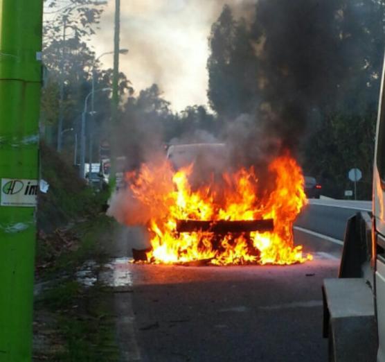 Accidente con lume nun coche esta tarde na PO-531 en Curro, Barro