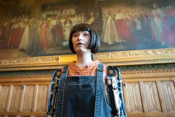 विज्ञान का चमत्कार ! ब्रिटिश संसद को महिला AI-DA रोबोट ने किया संबोधित , मेंबर्स के सवालों के भी दिए जवाब.. 