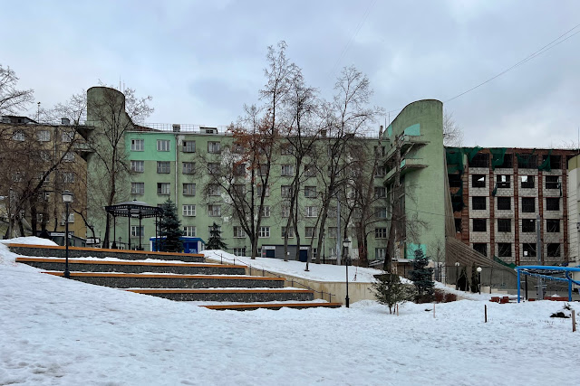 Большой Спасоглинищевский переулок, парк Горка, общежитие Московского государственного лингвистического университета – бывшее общежитие Коммунистического университета национальных меньшинств Запада имени Ю. Ю. Мархлевского (здание построено в 1929-1931 годах) Большой Спасоглинищевский переулок, парк Горка, общежитие Московского государственного лингвистического университета – бывшее общежитие Коммунистического университета национальных меньшинств Запада имени Ю. Ю. Мархлевского (здание построено в 1929-1931 годах)