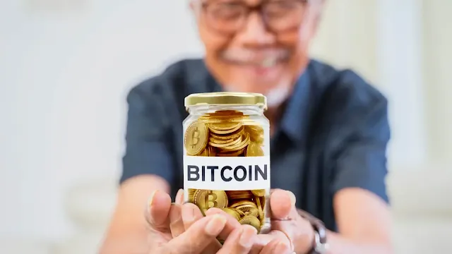 Idoso simulando um aposentado segurando um pote de vidro com bitcoins
