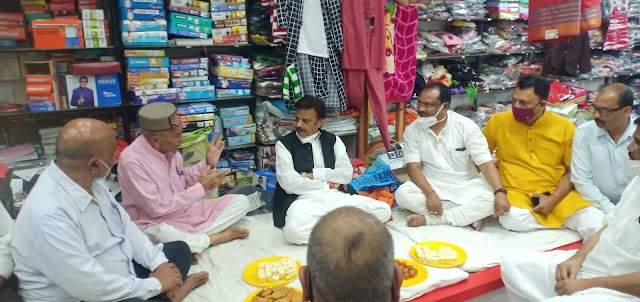 लोकतंत्र सेनानी मूलचंद्र अग्रवाल के यहां पूर्व  मंत्री राजेंद्र शुक्ला ने पहुंचकर की मुलाकात