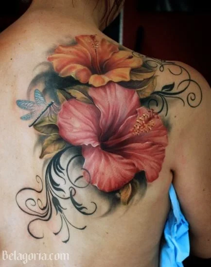 Un tatuaje hawaiano de mujer