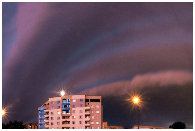 Ogromna chmura szelfowa, która pojawiła się wczesnym rankiem nad Warszawą 08/07/2015