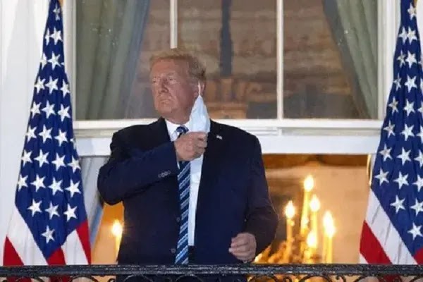 Donald Trump membuka maskernya