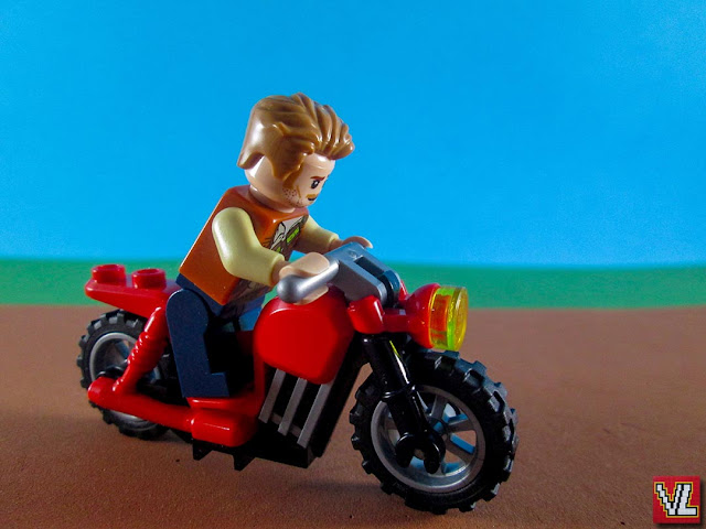 Set LEGO Jurassic World Magazine Gift 122114 Owen and red motorbike (Owen e moto vermelha)