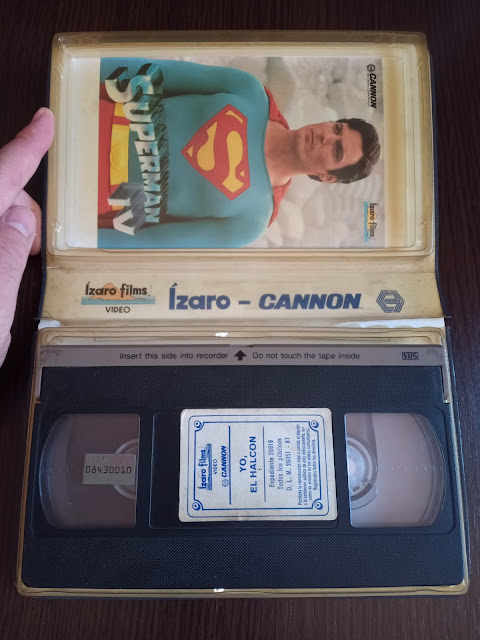 Película de Silvester Stallone Yo el Halcón en VHS abierta con cinta