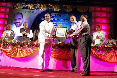 Prime Point Srinivasan and Murugan Muthiah  presenting the Sansad Ratna Award 2012 to Mr Hansraj Gangaram Ahir MP at Chandrapur