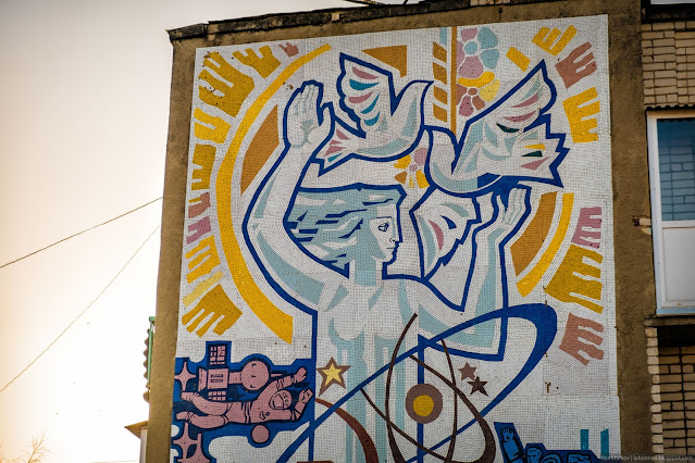 Мозаика с изображением женщины с голубями