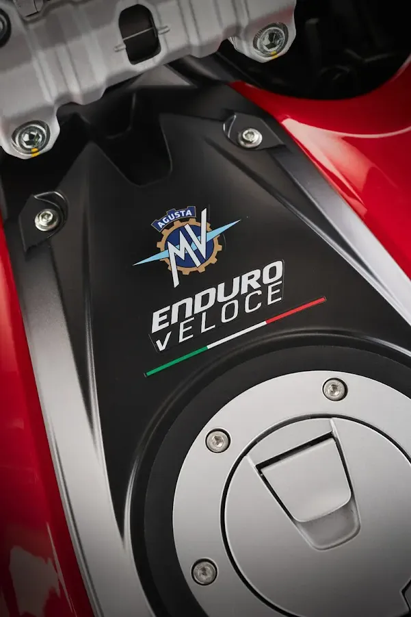MV Agusta Enduro Veloce - Emblema en el Tanque Primer plano del lateral del tanque de la motocicleta MV Agusta Enduro Veloce, mostrando el logo clásico de MV Agusta y el nombre del modelo.