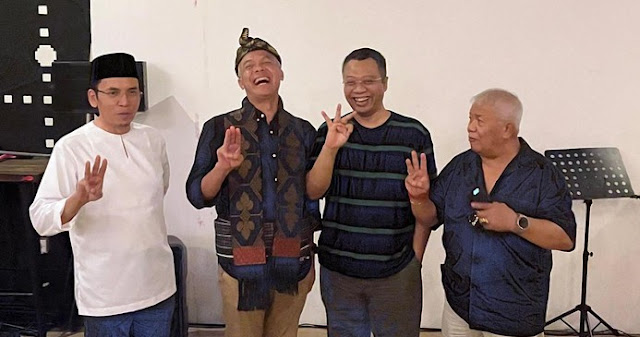 Kala Jubir  Timnas AMIN Sebut Prabowo Menang Seusai Pose 3 Jari Bareng Ganjar
