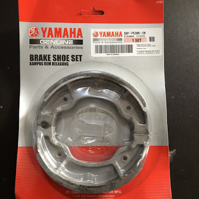 Nah sob, Yamaha Byson sendiri rem belakangnya cukup besar, namun tenang saja karena persamaan kampas remnya cukup melimpah (maklum dari Yamaha yang terjamin spesrpartnya haha).     Untuk kampas rem belakang, Yamaha Byson sendiri TIDAK SAMA dengan punya Yamaha MIO. Hal tersebut pernah kami coba karena ada bengkel yang sempat memberikan kami kampas rem belakang dari Yamaha Mio, namun ternyata punya Yamaha Mio lebih besar bentuknya.     Untuk Yamaha Byson sendiri, kampas remnya serupa dengan keluarga Yamaha MX lama. Oleh karenanya bila kalian ingin mencari kampas rem belakang untuk Yamaha Byson, cari saja kampas rem tromol Yamaha MX.