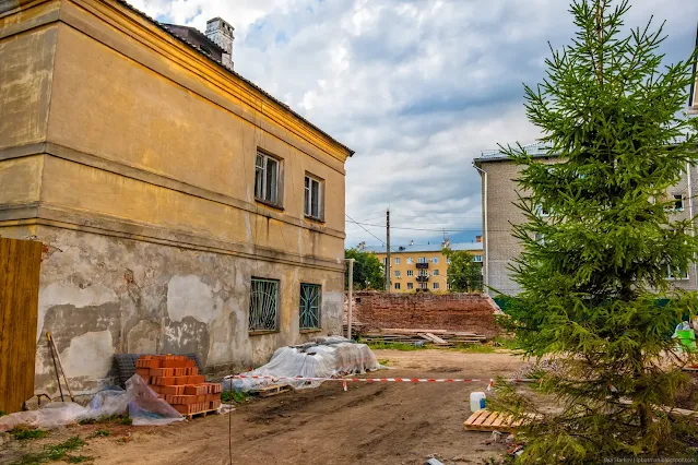 Старое пошарпанное здание