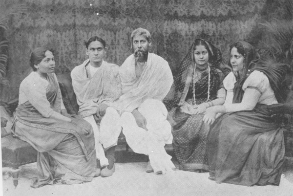 Rabindranath Tagore with his Son Rathindranath Tagore & Daughters Madhurilata Devi (Bela), Mira Devi, Renuka Devi | Indian Author & Poet Rabindranath Tagore Rare Photos | Rare & Old Vintage Photos