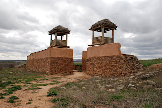 Reconstrucción parcial de las murallas a la entrada del yacimiento