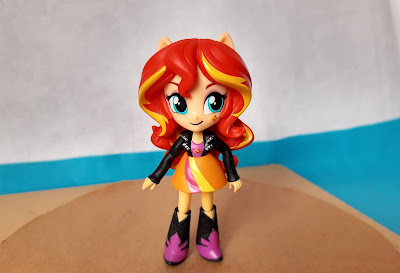 Mini boneca articulada na cabeça, braços, virilha e baixo do joelho da MLP  Equestria girl Sunset Shimmer - Hasbro 12,5cm de altura R$ 25,00