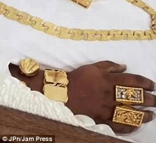 Jenazah Pria 'Tajir Melintir' Ini Dipasangi Perhiasan Rp 1,3 Miliar