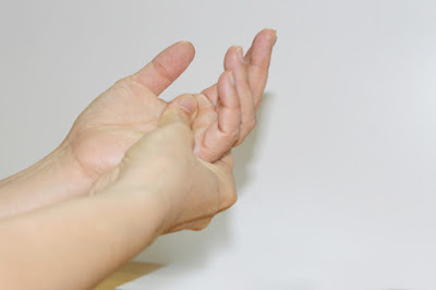 Tê tay là triệu chứng những bệnh gì ?