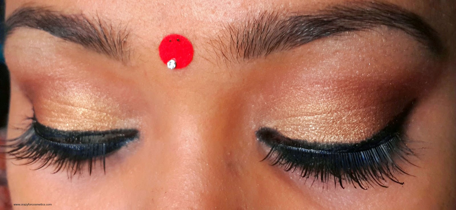 Which eye makeup should I use on a black saree? - Quora