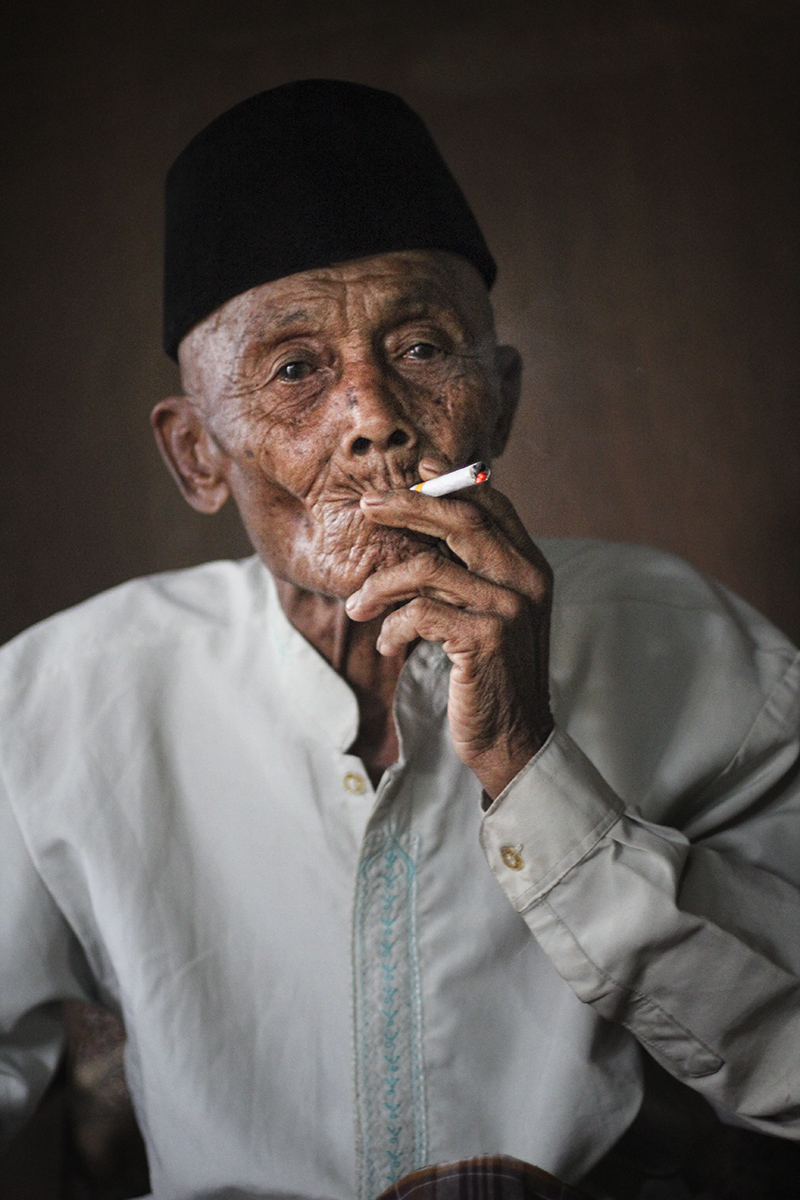  Gambar Orang Tua Merokok Keren 