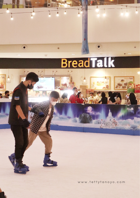 bermain ice skating di cibinong city mall