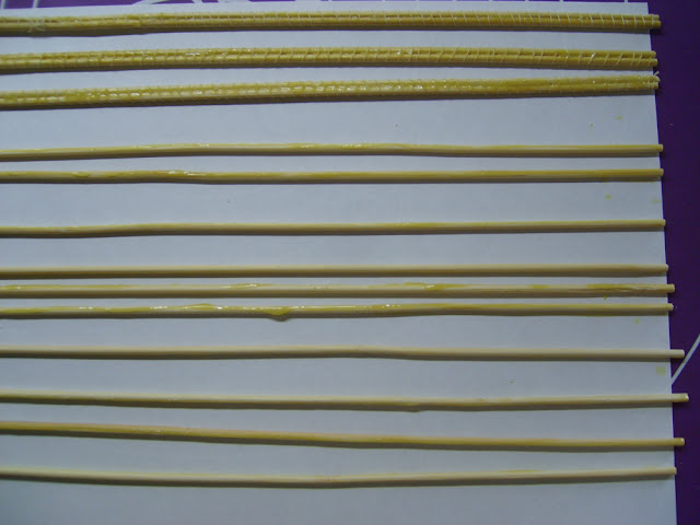 Стягивание склеенных бамбуковых палочек ниткой