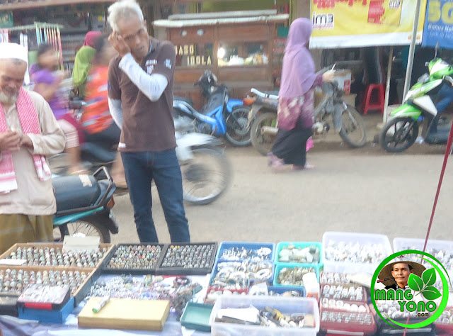 Harga Batu Akik Terjun Bebas, Dibeli Rp 5 Juta, Dijual Rp 50.000. Foto jpretan di pasar malam Desa Bendungan, Pagaden Barat, Subang.