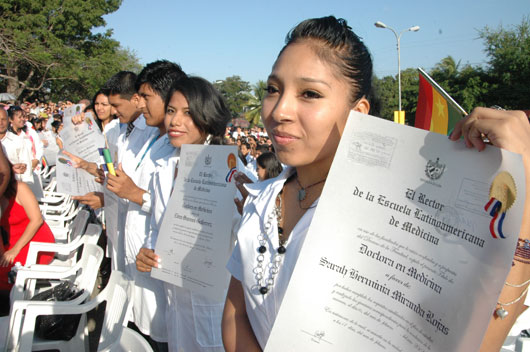 Médicos becados en Cuba, incompatibles en Bolivia