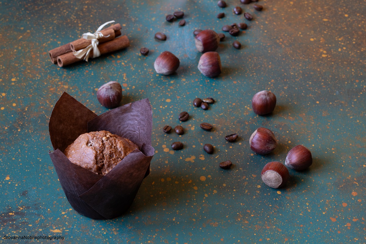 Muffin al caffè con nocciole e cioccolato bianco