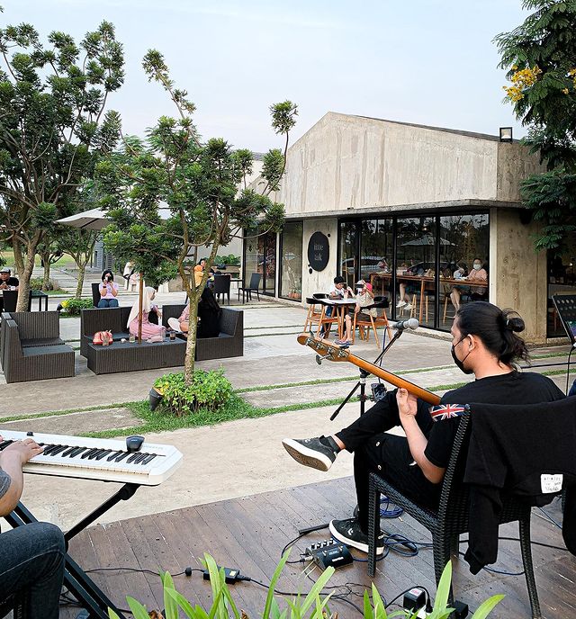 suasana little talk coffee bekasi