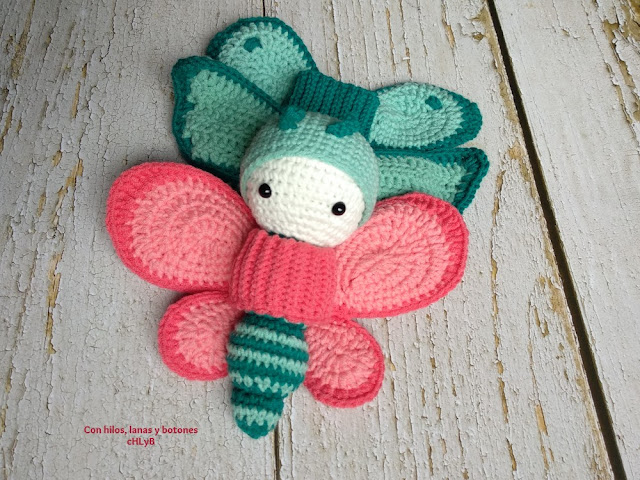 Con hilos, lanas y botones: mariposa amigurumi (patrón Lalylala)