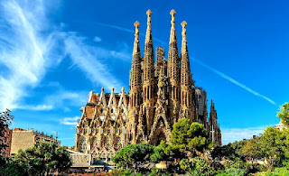 لا ساغرادا فاميليا، برشلونة،  إسبانيا  La Sagrada Familia, Barcelona, Spain