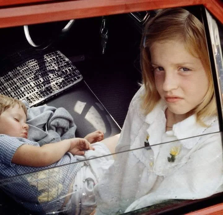 Niños en interior de coche observados desde la ventanilla