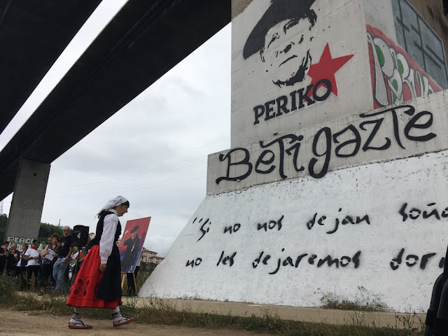 Mural en homenaje a Periko Solabarria pintado en un pilar del puente de Rontegi