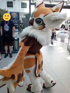 Chaba, fursuiter japonés, posando para la foto durante la Eurofurence 25 (2019).