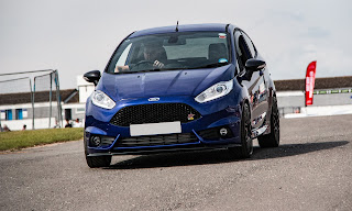 Une Ford Fiesta de couleur bleue