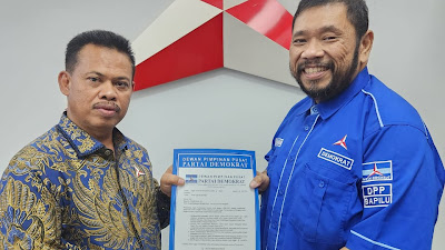 Jumarding Terima Surat Tugas Sebagai Bakal Calon Bupati Kolaka Utara dari DPP Partai Demokrat 